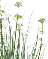 Il vaso per erba artificiale con fiori di porro e cipolle da 90 cm ignifugo presenta erba artificiale verde alta e sottile e delicati fiori bianchi su un semplice sfondo bianco.