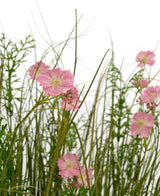 L'erba artificiale rosa Gesang Flower Cipolla in vaso ignifugo da 90 cm ha fiori rosa con un cuore verde chiaro che sbocciano tra erba alta e sottile e piante dal fogliame rigoglioso, il tutto su uno sfondo bianco.