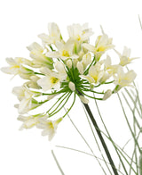 Un primo piano dell'erba artificiale bianca Agapanthus cipolla erba vaso ignifugo da 90 cm mostra delicati fiori bianchi con un centro giallo su lunghi steli verdi, circondati da foglie sottili, su un semplice sfondo bianco.