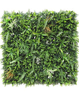 La siepe artificiale Savanne 100x100 cm è un pannello da parete quadrato verde densamente ricoperto di felci artificiali protette dai raggi UV, foglie simili a erba e piccoli fiori bianchi per un aspetto rigoglioso e naturale in ogni stanza.