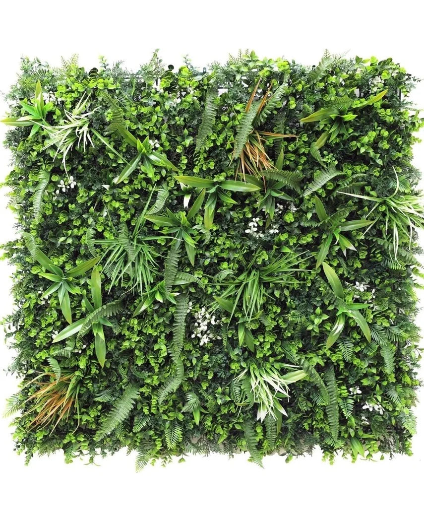La siepe artificiale Savanne 100x100 cm è un pannello da parete quadrato verde densamente ricoperto di felci artificiali protette dai raggi UV, foglie simili a erba e piccoli fiori bianchi per un aspetto rigoglioso e naturale in ogni stanza.