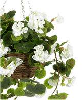 La Begonia bianca artificiale in cesto UV 70 cm ha foglie verdi lussureggianti e fiori bianchi in un cesto intrecciato sospeso, sospeso a una catena di metallo su uno sfondo bianco.