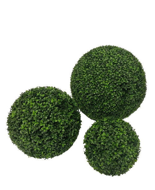 La pianta artificiale bosso stile romano UV D30 cm è un bulbo artificiale per arte topiaria con piccole foglie verdi dense per un aspetto realistico, raffigurato su uno sfondo bianco.