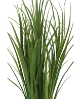Primo piano dell'erba artificiale verde UV 90 cm: fili d'erba artificiale verde alti e sottili con foglie strette e appuntite che si estendono, arruffate insieme, su uno sfondo bianco.