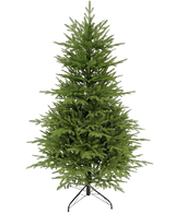 L'albero di Natale artificiale "Sigrid" 100% PE è un albero di Natale artificiale verde e pieno con fitti rami in PE che sembrano reali. L'albero sta in piedi su un supporto di metallo nero su un semplice sfondo bianco.