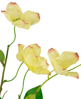 Il corniolo artificiale Real Touch giallo chiaro 74 cm ha uno stelo con tre fiori giallo chiaro leggermente scanalati con punte rosa e alcune foglie verdi, raffigurati su uno sfondo bianco.