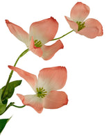 Il corniolo artificiale Real Touch rosa chiaro da 74 cm presenta tre fiori di corniolo rosa chiaro con cuori e foglie verdi su un ramo, su uno sfondo bianco.