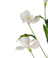 Il rododendro artificiale Azalea Real Touch White da 80 cm ha tre delicati fiori bianchi con steli e foglie verdi su uno sfondo bianco semplice.