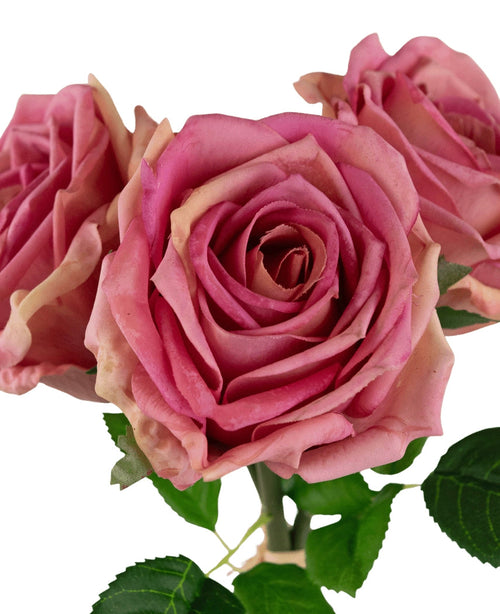 Il bouquet di rose artificiali Real Touch Old Pink da 30 cm contiene tre delicate rose artificiali rosa con petali leggermente arricciati e foglie verdi sugli steli, splendidamente disposte su uno sfondo bianco.