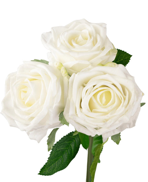Il bouquet di rose artificiali Real Touch White da 30 cm contiene tre rose artificiali bianche realistiche con foglie verdi lussureggianti, disposte su un unico stelo e su un semplice sfondo bianco.