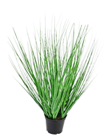 L'erba artificiale cipolla 50 cm ignifuga ha foglie lunghe, sottili, verdi simili a erba che si espandono verso l'esterno dal centro, presentate in un vaso su uno sfondo bianco semplice.