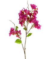 Il fiore artificiale Bougainvillea viola da 90 cm ha vivaci fiori magenta-viola e foglie verdi su sottili steli marroni, su uno sfondo bianco semplice.