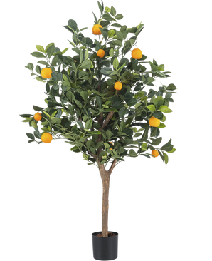 L'albero di arancio artificiale da 120 cm ha fitte foglie verdi e vivaci frutti arancioni su un semplice sfondo bianco.