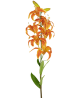 Il fiore artificiale Martagon Lily 78 cm arancione ha un unico stelo con molteplici fiori di giglio arancione vibrante e foglie verdi, su uno sfondo bianco semplice.