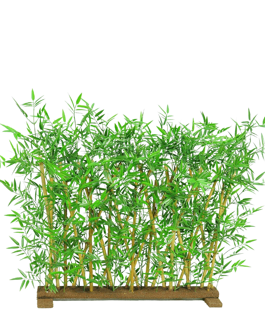 Il paravento UV per piante artificiali in bambù 70x120 cm ha foglie verdi realistiche e steli di bambù naturale in una base rettangolare in legno, perfetto come paravento decorativo.