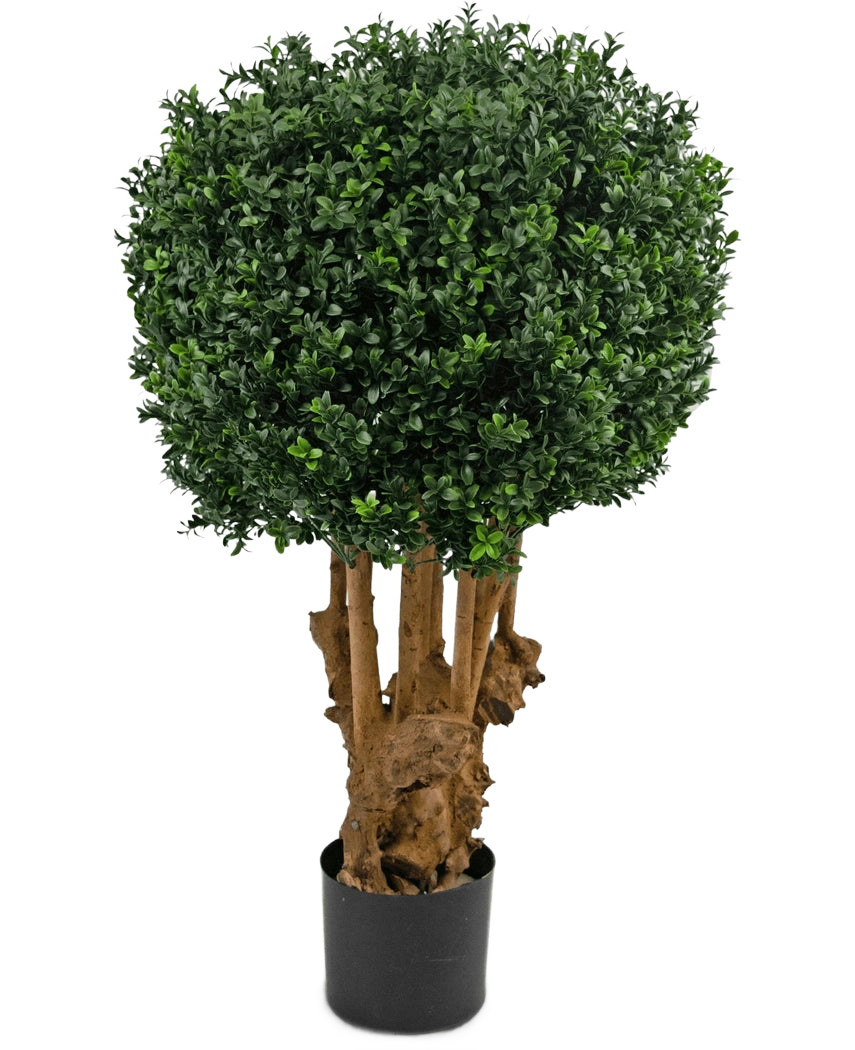 La palla di bosso artificiale in legno stile romano UV 90 cm ha un grappolo rotondo e denso di foglie verdi su più steli marroni in un vaso nero, su uno sfondo bianco.