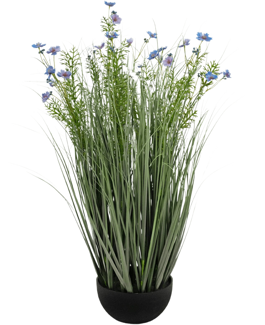 Il vaso per erba artificiale a cipolla viola Gesang Flower (90 cm, ignifugo) presenta erba artificiale verde alta e sottile e delicati fiori viola chiaro in un vaso nero, su uno sfondo bianco.