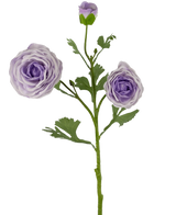 La rosa artificiale "Emine" Real Touch Purple 62 cm ha uno stelo verde con due ranuncoli viola chiaro aperti e un bocciolo viola, oltre a diverse foglie verdi, il tutto su un semplice sfondo bianco.