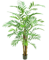 La pianta artificiale Hawaii Parlor 180 cm è un'alta palma da interni in vaso con diversi tronchi marroni sottili e foglie verdi lunghe e ricurve, su uno sfondo bianco semplice.
