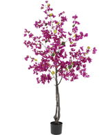 La bouganville artificiale viola da 180 cm ha rami scuri, vivaci fiori viola e foglie verdi in un vaso nero: perfetta come pianta artificiale colorata per il tuo soggiorno.
