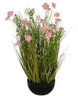 Il vaso per erba artificiale Gesang Flower a cipolla rosa ignifugo da 56 cm ha un vaso nero con una lunga erba artificiale verde e morbidi fiori rosa-bianchi, perfetti per interni eleganti su uno sfondo bianco.