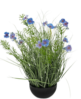Un vaso nero con erba artificiale viola Gesang Flower a cipolla, ignifugo, da 56 cm, con foglie alte simili a erba verde e fiori blu-viola, su uno sfondo bianco semplice.