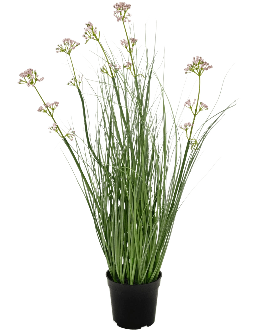 L'erba artificiale bonsai con fiori di porro e cipolla ignifuga da 61 cm ha foglie verdi lunghe e sottili e steli lunghi con piccoli grappoli di fiori viola chiaro, presentati in un vaso su un semplice sfondo bianco.