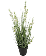 Il vaso di erba artificiale miglio cipolla ignifuga da 65 cm ha foglie verdi alte e sottili simili a erba e diversi steli con piccoli fiori bianchi in un vaso nero, su uno sfondo bianco semplice.