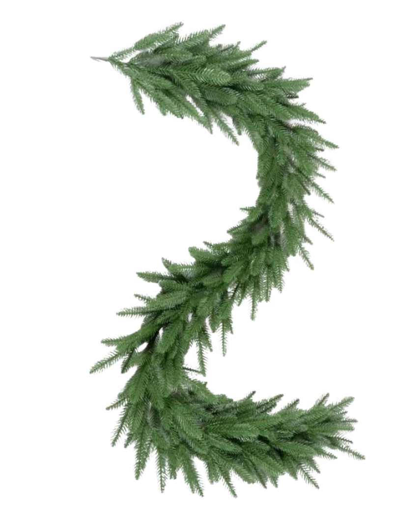 Il numero due è realizzato con rami di pino verde premium ghirlanda artificiale 100% PE ed è visualizzato su uno sfondo bianco.