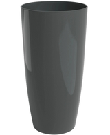 Un vaso alto, liscio, grigio scuro Santorini (Ø33 cm x H65 cm) con una superficie lucida sta in piedi su uno sfondo bianco semplice.