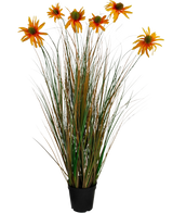 L'erba artificiale crisantemo cipolla vaso ignifugo da 90 cm ha foglie alte, verdi e marroni simili a erba con sette fiori di margherita artificiale arancione in un vaso nero, su uno sfondo bianco.
