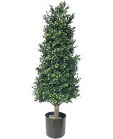 La pianta artificiale Piramide di bosso UV 90 cm ha foglie verdi fitte a forma conica, in un vaso nero. Con la protezione UV è perfetto per le piante da giardino e mantiene la sua bellezza su uno sfondo bianco.