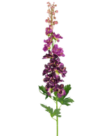 Il fiore artificiale Delphinium Purple da 79 cm ha un singolo stelo artificiale viola larkspur con fiori multipli disposti verticalmente e foglie verdi, profondamente lobate, su uno sfondo bianco semplice.