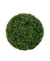 Una vista dall'alto della pianta artificiale Buxus stile romano UV D40 cm, un arbusto artificiale sferico ben tagliato con fitte foglie verdi su uno sfondo bianco semplice.