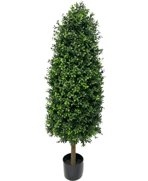 La pianta artificiale Piramide di bosso UV 120 cm è una pianta artificiale alta a forma di cono con fitte foglie verdi in un piccolo vaso nero, perfetta per qualsiasi giardino. È dotato di protezione UV per mantenere il suo aspetto vivace su un semplice sfondo bianco.