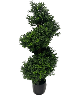 La spirale di bosso artificiale in stile romano UV 90 cm è una pianta topiaria artificiale a forma di spirale con fitte foglie verdi in un vaso nero, su uno sfondo bianco semplice.