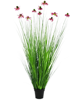 La pianta di erba artificiale crisantemo ignifuga da 150 cm ha foglie verdi lunghe e sottili simili a erba e lunghi steli con fiori rosa simili a margherite, presentati in un vaso su un semplice sfondo bianco.