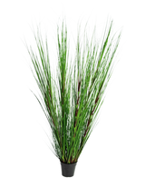 La pianta di erba artificiale cipolla ignifuga da 150 cm ha foglie verdi lunghe, sottili e erette simili a erba e steli lunghi, su uno sfondo bianco semplice.