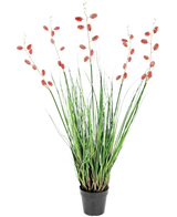 Una pianta di erba artificiale ignifuga millepiedi di 100 cm con foglie verdi lunghe e sottili e steli alti con pennacchi rosa-rossi, presentata su uno sfondo bianco.