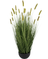 Il vaso per erba artificiale Matsutake cipolla da 90 cm ignifugo presenta foglie lunghe e sottili simili a erba verde e steli eretti con soffici teste di semi giallastre in un vaso nero, il tutto su uno sfondo bianco.