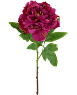 Il fiore artificiale peonia rosa 61 cm è un singolo fiore artificiale a forma di peonia in rosa scuro con petali stratificati e foglie verdi su uno stelo marrone, raffigurato su uno sfondo bianco.