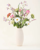 Het Zijden kunstbloemen boeket Pink Bloom Vibes is een prachtig vaasarrangement van zijden bloemen dat blijvende elegantie brengt in elke ruimte.