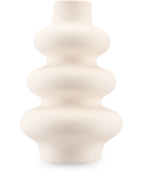 De Vaas Meadow 21 cm beige is een sculpturale, matte keramieken vaas met een golvende vorm en glad oppervlak, afgebeeld tegen een effen witte achtergrond.