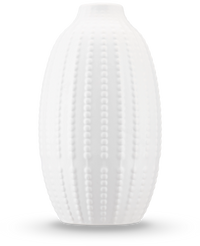 Il vaso Little Flora da 21 cm in bianco sporco è un vaso in ceramica opaca con un motivo puntinato in rilievo ispirato ai ricci di mare - ideale per fiori artificiali - su uno sfondo bianco a tinta unita.
