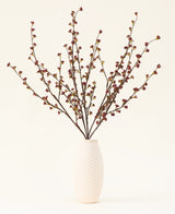 Het Zijden kunstbloemen boeket Callicarpa Paars is gerangschikt in een waaiervorm - perfect voor herfsttentoonstellingen of om levendige paarse zijden bloemen te laten zien tegen een lichte achtergrond.