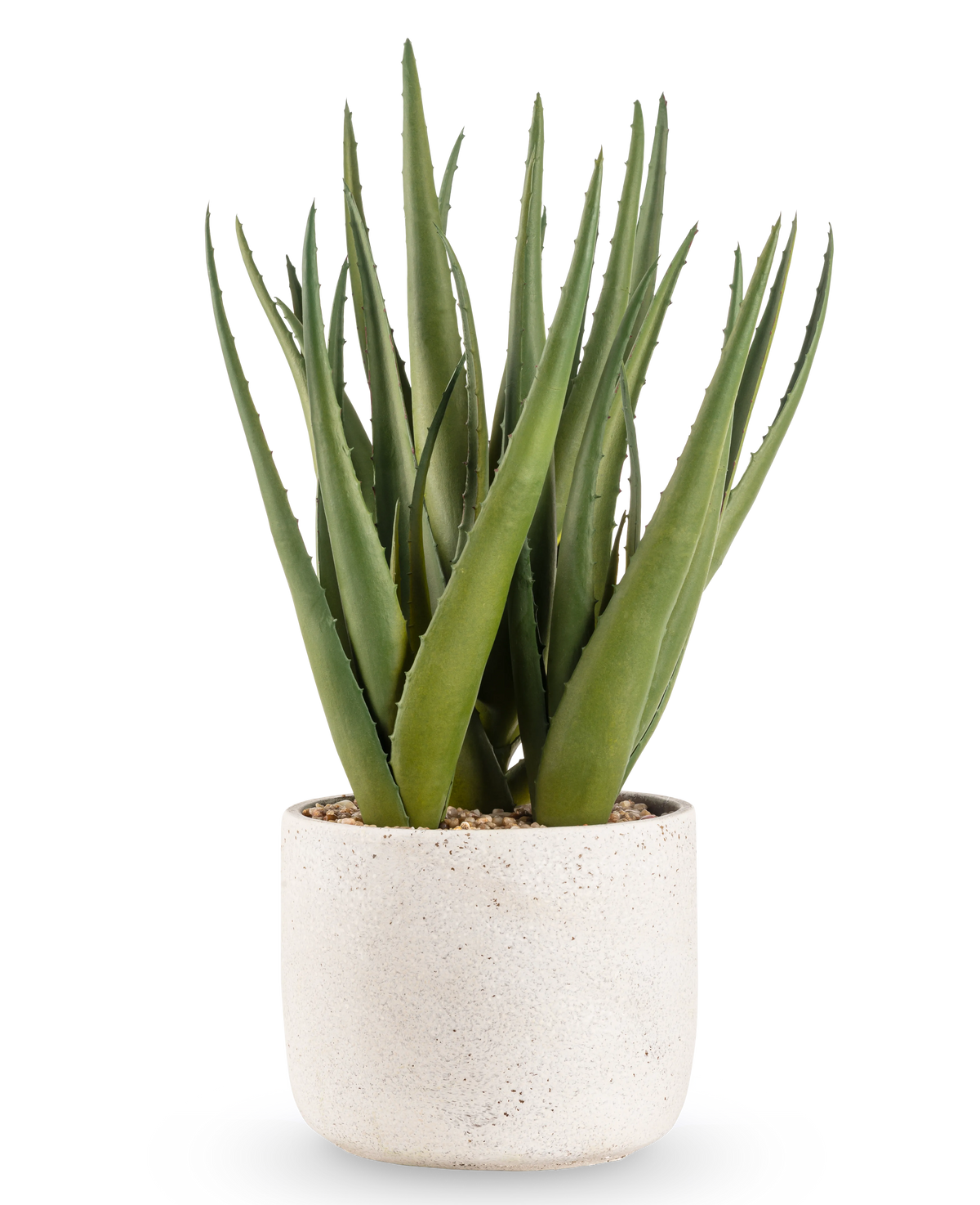 La pianta artificiale Aloe Vera da 43 cm ha foglie verdi lunghe e appuntite in un piccolo vaso rotondo con struttura bianca e ciottoli, su uno sfondo bianco a tinta unita.