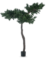 De Kunstplant Pinus 210 cm is een hoge kunstdennenboom met een slanke gebogen stam en twee brede, bossige takken met dichte groene naalden, afgebeeld tegen een effen witte achtergrond.