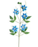 De Kunstbloem Clematis dubbel 82 cm blauw heeft een enkele liaanstengel met vijf levendige blauwe bloemen en verschillende groene bladeren, prachtig weergegeven tegen een effen witte achtergrond.