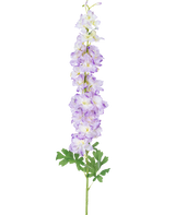 De Kunstbloem Delphinium 105 cm paars heeft een enkele lange steel van lichtpaarse kunstbloemen met groene bladeren, afgebeeld tegen een effen witte achtergrond.