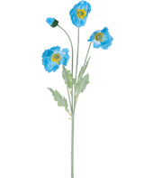 De Kunstbloem Klaproos Real Touch Blauw 60 cm heeft een enkele stengel met drie blauwe klaproosbloemen en groene bladeren; twee bloemen zijn open met een geel hart en één bloem blijft een gesloten knop, allemaal geïsoleerd op een witte achtergrond.
